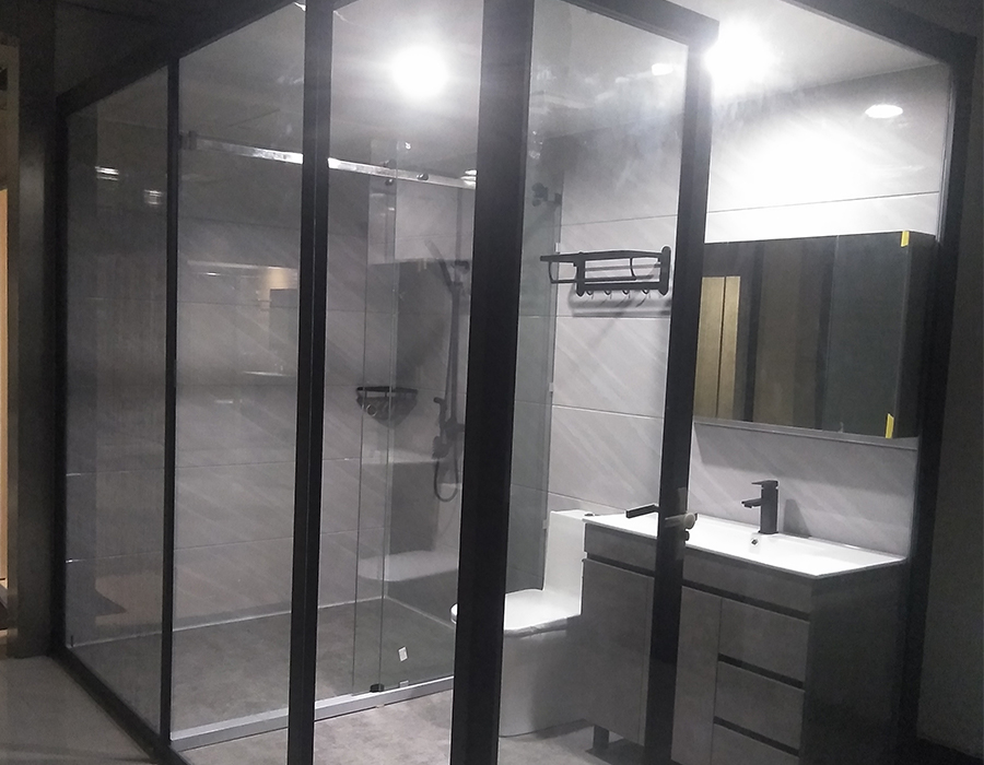 Bagno con assemblaggio in vetro per parete esterna