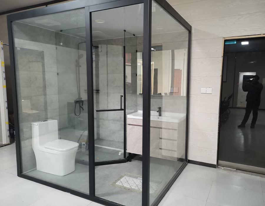 Bagno con assemblaggio in vetro per parete esterna